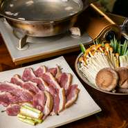 皮目を香ばしく焼いた鴨肉を贅沢にカットし、塩味の昆布だしにサッとくぐらせて味わう一品です。脂の旨みが溶けだしたスープは〆のうどんまで絶品。食べごたえがありながら、あっさりといただけます。