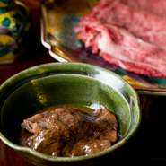 【牡蠣と肉　あざぶいろは】との店名どおり、厳選した和牛を堪能できるのも楽しみの一つです。関西風の『すきやき』は旨みがギュッと凝縮し、格別の味わい。新鮮卵をたっぷりと絡め、ご飯と一緒に召し上がれ。