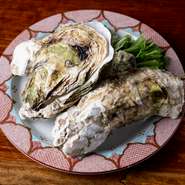 瀬戸内海の豊かな海で育った牡蠣は、風味豊かで濃厚な味わい。大ぶりな手の平サイズの逸品は「蒸し牡蠣にするのがオススメ」とのこと。希少な牡蠣を確実に味わいたいなら、ぜひ事前に確認を。