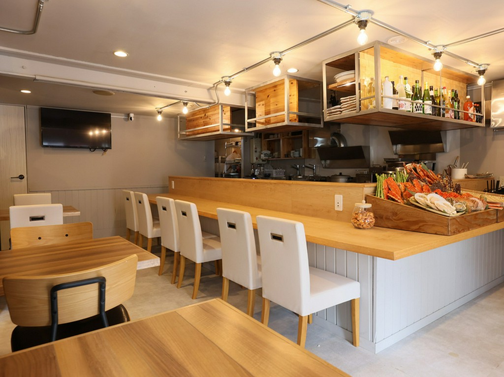 カウンター席もあり出張や観光のついでにお一人でもどうぞ