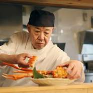 長く水産業に携わり、北海道の魚介を知り尽くした料理長が、素材の魅力を最大限に引き出した料理でおもてなし。産地直送・直仕入れだから、新鮮さが違うおいしさを、リーズナブルな価格で楽しめます。