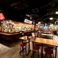 テーブルレイアウトの変更も可能なので、仲間との飲み会はもちろん、仕事上の宴会などさまざまな集いにオススメです。貸切での利用は50名以上100名くらいまで可能なので、まずは何でもご相談を。
