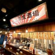 好きなものを思い思いに注文しながら、気兼ねなく寛げる屋台styleが多くの人を魅了しています。もちろんどの料理もおいしく、珍しいラベルの日本酒『ワンカップ』もあったりと、人気の秘密は盛りだくさん。
