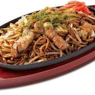 香ばしく炒めた屋台風ソース焼きそば、ソースの旨味が食欲をそそる