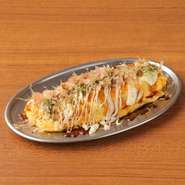 ふわっと柔らかい卵で豚肉と野菜を包んだ、香ばしい大阪風お好み焼きの一品