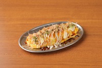 ふわっと柔らかい卵で豚肉と野菜を包んだ、香ばしい大阪風お好み焼きの一品