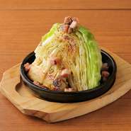 とろけるキャベツにアンチョビのコクが絡み合う、クセになる鉄板料理