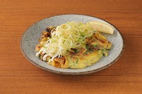 たっぷりねぎの香ばしさに、醤油・ごま油・マヨネーズがベストマッチ。ハイボールが進む粉もんの定番！