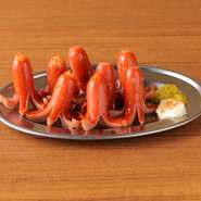 昔懐かしい“たこさんウインナー”を再現。かわいい見た目と香ばしい香りでお酒がすすむ、遊び心たっぷりの一皿。