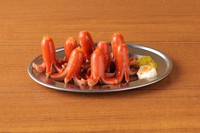 昔懐かしい“たこさんウインナー”を再現。かわいい見た目と香ばしい香りでお酒がすすむ、遊び心たっぷりの一皿。