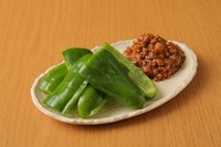 フレッシュなピーマンに甘辛い肉味噌を添えた一品