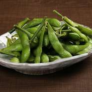 蒸した枝豆、香ばしく塩味でシンプルに