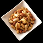 塩味のスナックナッツの盛り合わせ