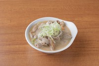 じっくり煮込んだ鶏皮はトロトロ、塩味で旨味が引き立つお酒にぴったりの一品