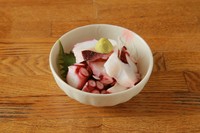 ぷりぷりのぶつ切りタコをわさび醤油でさっぱりと、食感と旨味が楽しめる自慢の逸品