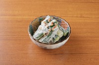 胡麻だれに絡めたシャキシャキ白きゅうりに、アーモンドとブラックペッパーでクセになる、ひんやりおつまみ。