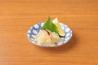 さっぱりレモンで味付けしたクラゲの冷たい前菜。コリコリ食感がクセになる、夏にぴったりの一品。