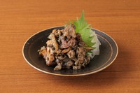 軽く燻した鶏むね肉を薄切りに。香ばしさとジューシーさが同時に味わえる、ハイボールにぴったりの一皿。