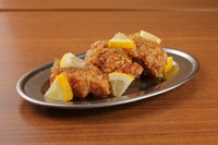 ザクザク衣の鶏もも唐揚げに、甘酸っぱいレモンソースと黒胡椒を合わせた、やみつき必至の一品。爽やかな酸味が後を引く！