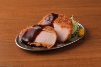 サクサク衣のハムカツにスパイシーソースをたっぷり。ピリッと刺激的で、ハイボールと相性抜群！