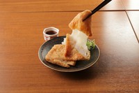 香ばしく焼いた油揚げにもちを挟んだ、シンプルながら癖になる鉄板おつまみ。外はパリッ、中はもちもち。