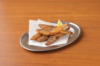 外はカリッ、中はふわっと。レモンを絞ってさっぱりと味わう、旨みたっぷりの定番おつまみ。