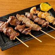 ハツ、ボンジリ、砂肝、タンなど大ぶりの串焼の五本盛り合わせ。天然塩を使った塩味と自家製のさっぱりとしたタレ味を楽しめます。盛り合わせはお得ですが、ひと串から注文できるのもうれしいところです。