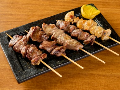 人気の串焼きをお得な盛り合わせで『串焼五本盛り』