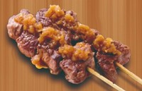 柔らかジューシーな牛ハラミを串焼きにし、特製タレで味付けした贅沢な一串