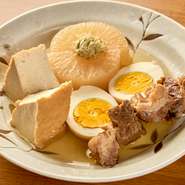 大根、玉子、牛すじ、厚揚げなど、その日のおまかせ四種が味わえる人気の逸品。さっぱりとした味わいのあごだしと、鶏白湯スープのような味わいの鶏だしがあり、どちらも甲乙つけがたいおいしさです。