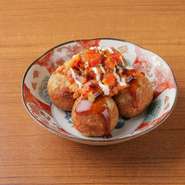 フレッシュトマトとミートソースにてりやき＆チーズソースをかけた和洋ミックスたこ焼。からしでピリッとアクセント、濃厚ながら後味さっぱり。