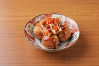 フレッシュトマトとミートソースにてりやき＆チーズソースをかけた和洋ミックスたこ焼。からしでピリッとアクセント、濃厚ながら後味さっぱり。