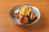 アメリカのソウルフード「マッケンチーズ」とたこ焼が出会った濃厚な一品。チェダーチーズとBBQの香ばしさ、4種チーズソースのとろけるコクがクセになる。