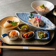 素材それぞれの個性をリスペクトし、全国各地から仕入れる旬の食材。料理人による内容おまかせのコース料理は、"旬の魚介"と"季節の野菜"をふんだんに使用し、そのときの一番おいしい料理が提供されます。