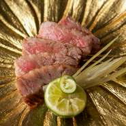 日本料理と神戸牛という組み合わせで、さまざまな神戸牛の楽しみ方を紹介している【多を】。熟成した赤身ステーキには、神戸牛の力強い旨み、ほどよい弾力、そして香りがあり、上品な後味を楽しめます。