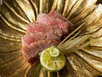日本料理と神戸牛という組み合わせで、さまざまな神戸牛の楽しみ方を紹介している【多を】。熟成した赤身ステーキには、神戸牛の力強い旨み、ほどよい弾力、そして香りがあり、上品な後味を楽しめます。