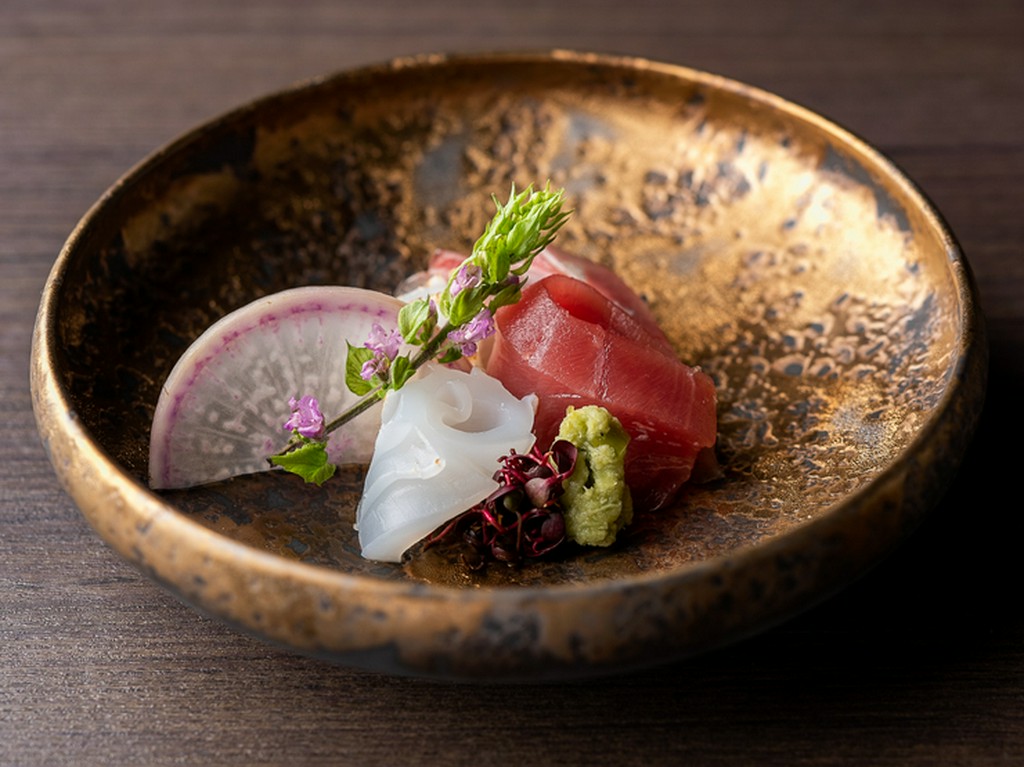 水揚げされたばかりの鮮魚を使用。季節感を愛でる喜びが感じられる一皿『お造里』