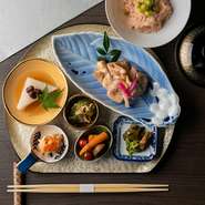 旬の山・野・海の幸による一汁七菜を楽しめるランチ限定のメニュー。味はもちろんのこと、目でも楽しめる料理の数々は、五感を満足させてくれます。