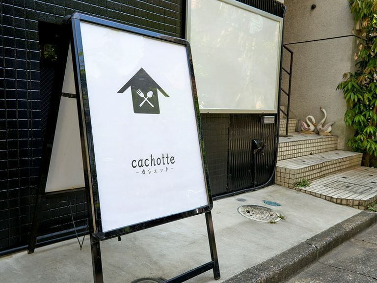 街の賑やかさとは異なる、静かな隠れ家のような肉バル