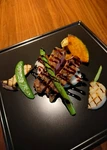彩り豊かな野菜を添えた逸品。