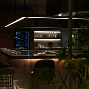 目の前で繰り広げられるライブ感を、五感すべてで楽しむ美食体験。
素材の旨みを最大限に引き出すペアリングワインも多数セレクト。ここでしか味わえない、特別なひとときをお楽しみください。
