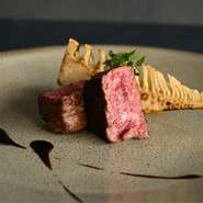 シェフ自ら買い付ける地元鎌倉をはじめ、全国から厳選した食材を使っています。一つのコースの中で、旬、走り、名残りの食材で移り変わる季節を表現したお食事とともに鎌倉のひと時をお楽しみください。