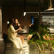 落ち着いた雰囲気のあるカウンター席と個室がございますので、女子会にお使いいただけます。