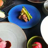 ドリンクとのペアリングにぴったりの鉄板焼全10品コースです。
季節ごとに厳選した地元鎌倉の食材をふんだんに使用し、四季折々の味わいを心を込めたおもてなしとともにご堪能ください。