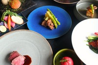 ドリンクとのペアリングにぴったりの鉄板焼全10品コースです。
季節ごとに厳選した地元鎌倉の食材をふんだんに使用し、四季折々の味わいを心を込めたおもてなしとともにご堪能ください。