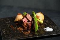 鎌倉をはじめ、地元・神奈川県産の旬の食材や鮮魚にこだわり、鉄板で丁寧に焼き上げます。
メイン料理と〆のお料理を、それぞれお好みに合わせてお選びください。