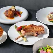 鎌倉をはじめ、地元・神奈川県産の旬の食材や鮮魚 にこだわり、鉄板で丁寧に焼き上げます。
季節の味わいを活かしたアラカルトメニューをご用意しておりますので、お好みに合わせてお選びください。