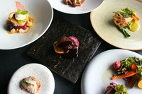 鎌倉をはじめ、地元・神奈川県産の旬の食材や鮮魚にこだわり、鉄板で丁寧に焼き上げるシェフおすすめの6品コースです。
鎌倉の恵みをふんだんに使用した四季折々の味わいをご堪能ください。