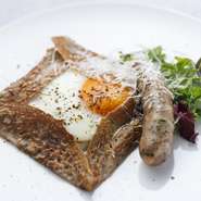 シェフ自慢のオリジナルガレットは、神奈川県産しらす、鎌倉ソーセージ、鎌倉野菜からお好みのトッピングをお選びいただけます。
鎌倉の味わいを楽しむ贅沢なブランチタイムをお過ごしください。