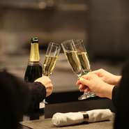 ■フリーフローメニュー：
鎌倉生ビール、ソムリエ厳選赤・白ワイン、シャンパン、スパークリングワイン、ウイスキー、ソフトドリンク各種ほか
全17種類のドリンクを心ゆくまでご堪能ください。